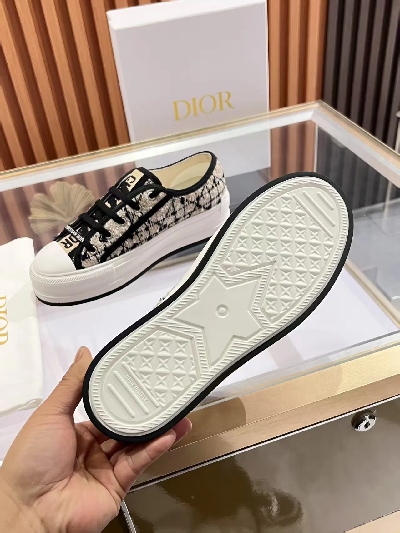 👟👟Ex-factory price 520👟👟 Walk‘n’Dior embroidered mid-top casual shoes are new in 2025. On the fashion stage, Dior embroidered shoes are the well-deserved protagonist. Delicate stitching is used on the upper, every stitch is devoted to the craftsman's efforts, and every thread is woven with artistic poetry. From complex floral patterns to smart geometric textures, embroidery is like the magic that gives shoes life, allowing them to show dynamic beauty even in static conditions.   Wearing Dior embroidered shoes feels like stepping into a dream world full of art. It is not only a pair of shoes, but also a walking piece of art that perfectly integrates fashion and culture. Whether you are strolling on the bustling city streets or attending important social occasions, Dior embroidered shoes can add unique charm to your style and become the focus of everyone's attention.   Choosing Dior embroidered shoes means choosing a persistent pursuit of quality and a unique understanding of fashion. Let it accompany you through every wonderful moment and leave your own fashion mark.  Material: Sheepskin lining, feet, silk cowhide, size 35-41, heel height 5cm